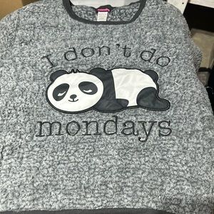 6 🐼Juniors fleece I don’t do Mondays large shirt